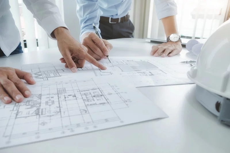 architekt wymierzający na mapie